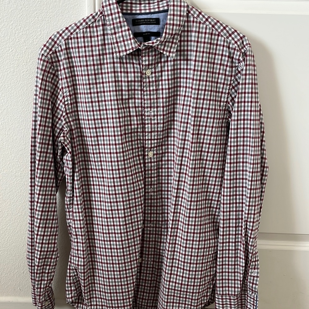 Banana Republic Men’s Medium Red Button Up Shirt. Slim Fit. Red Pattern.